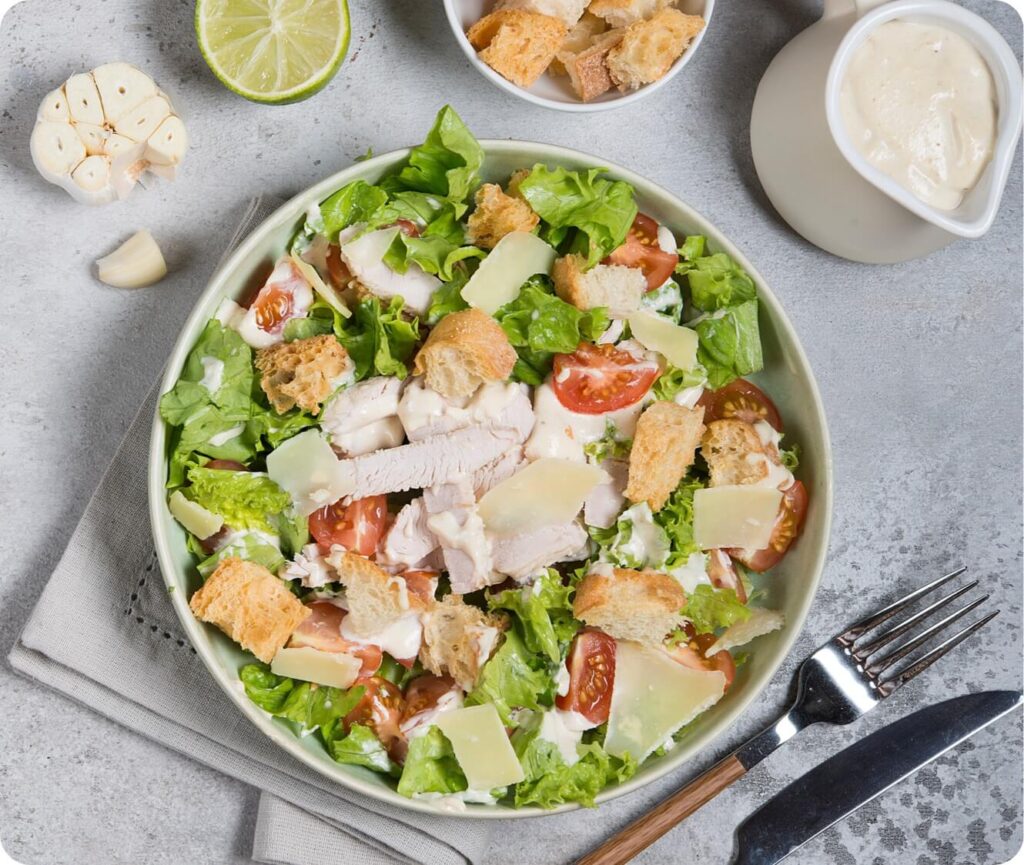 ¿Ensalada césar con pollo?🥗 ¡Prepara tu Ensalada César con Pollo al estilo saludable y delicioso! 💚✨¿Ensalada césar con pollo?